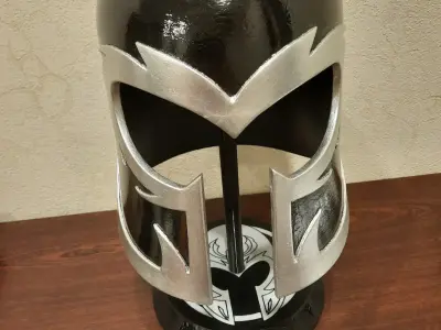Шлем Магнето Magneto и дизайнерская подставка