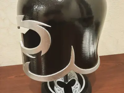Шлем Магнето Magneto и дизайнерская подставка