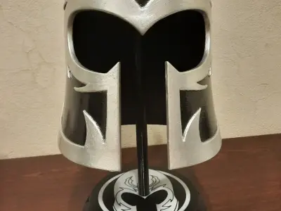 Шлем Магнето Magneto и дизайнерская подставка